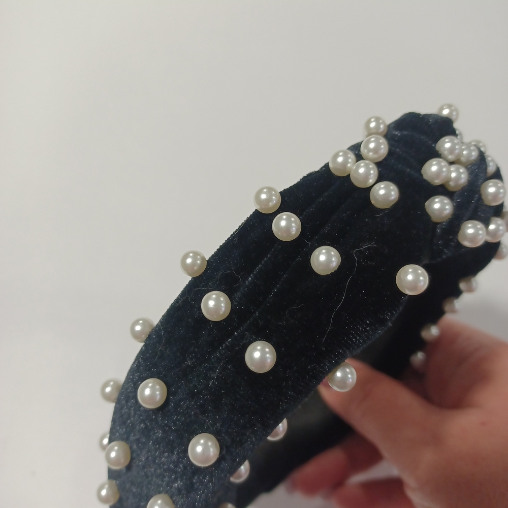 Chic Pearl-Studded Velvet Headbands - Black and Cream - Picture 5 of 8